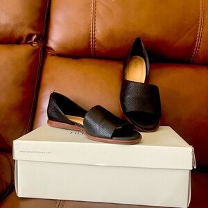 Nurture Women’s Shoes
Size: 8.5 
Black